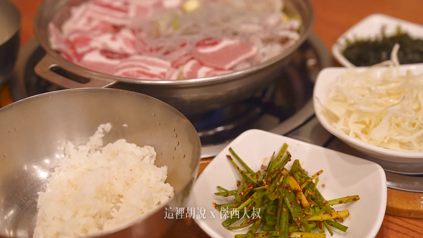 並且附上白飯還有等等拌飯的小菜 並且附上白飯還有等等拌飯的小菜