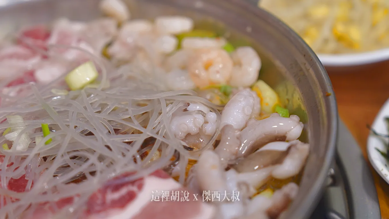 就在你面前烹煮,不需要太久時間,會有個蓋子,傑西為了要拍照所以先把蓋子拿掉 就在你面前烹煮,不需要太久時間,會有個蓋子,傑西為了要拍照所以先把蓋子拿掉