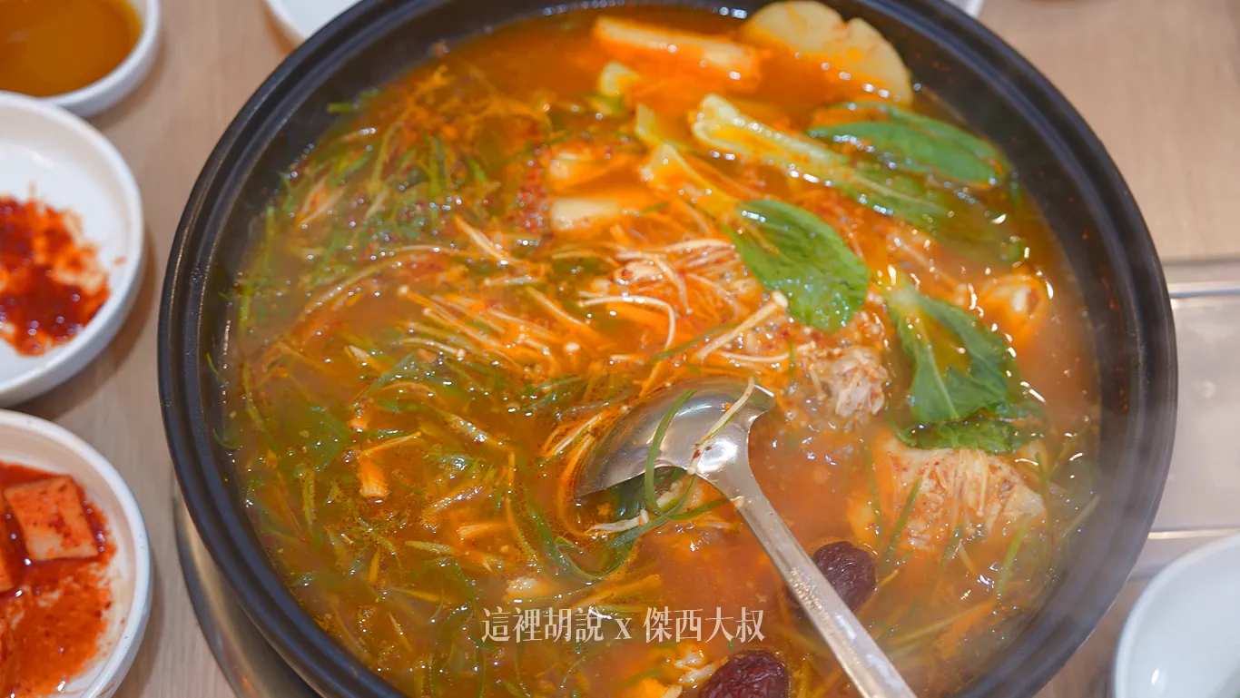 高湯已經加了刀削麵