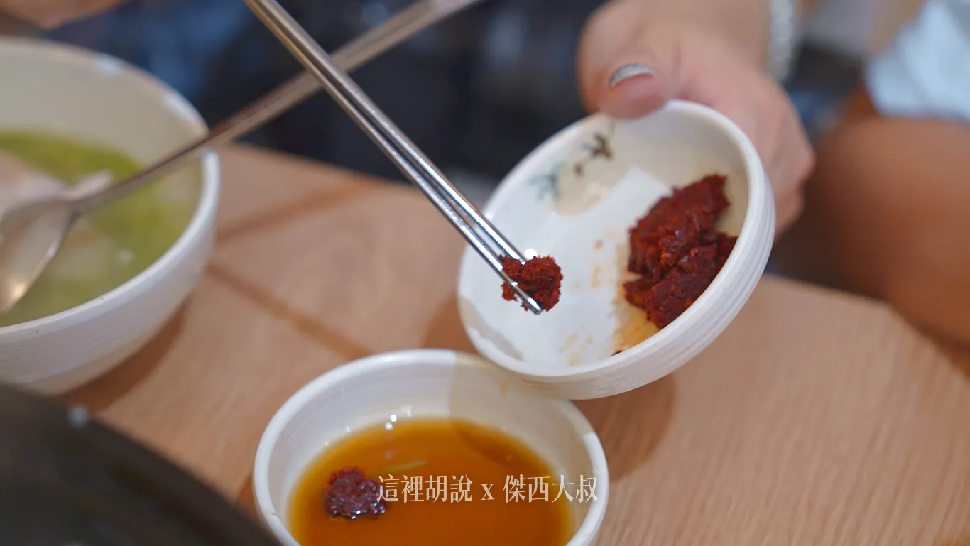 加點醬料醬汁作為沾雞肉用