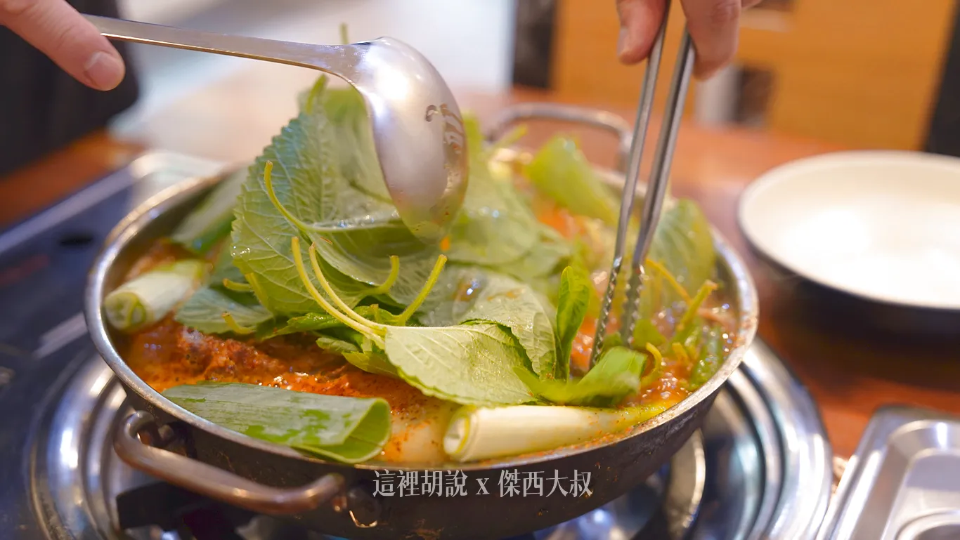 隨後小哥就會過來幫忙把霍香葉子壓到湯中（也知道大家要拍照）