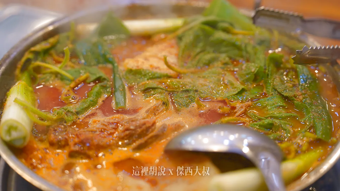 這吃起來還是有點韓國辣，但還沒到爆辣這次因為只有一個人，沒辦法點辣醬燒烤排骨這也是他們的經點菜色（畢竟也才兩個主菜）這看起來就辣很多