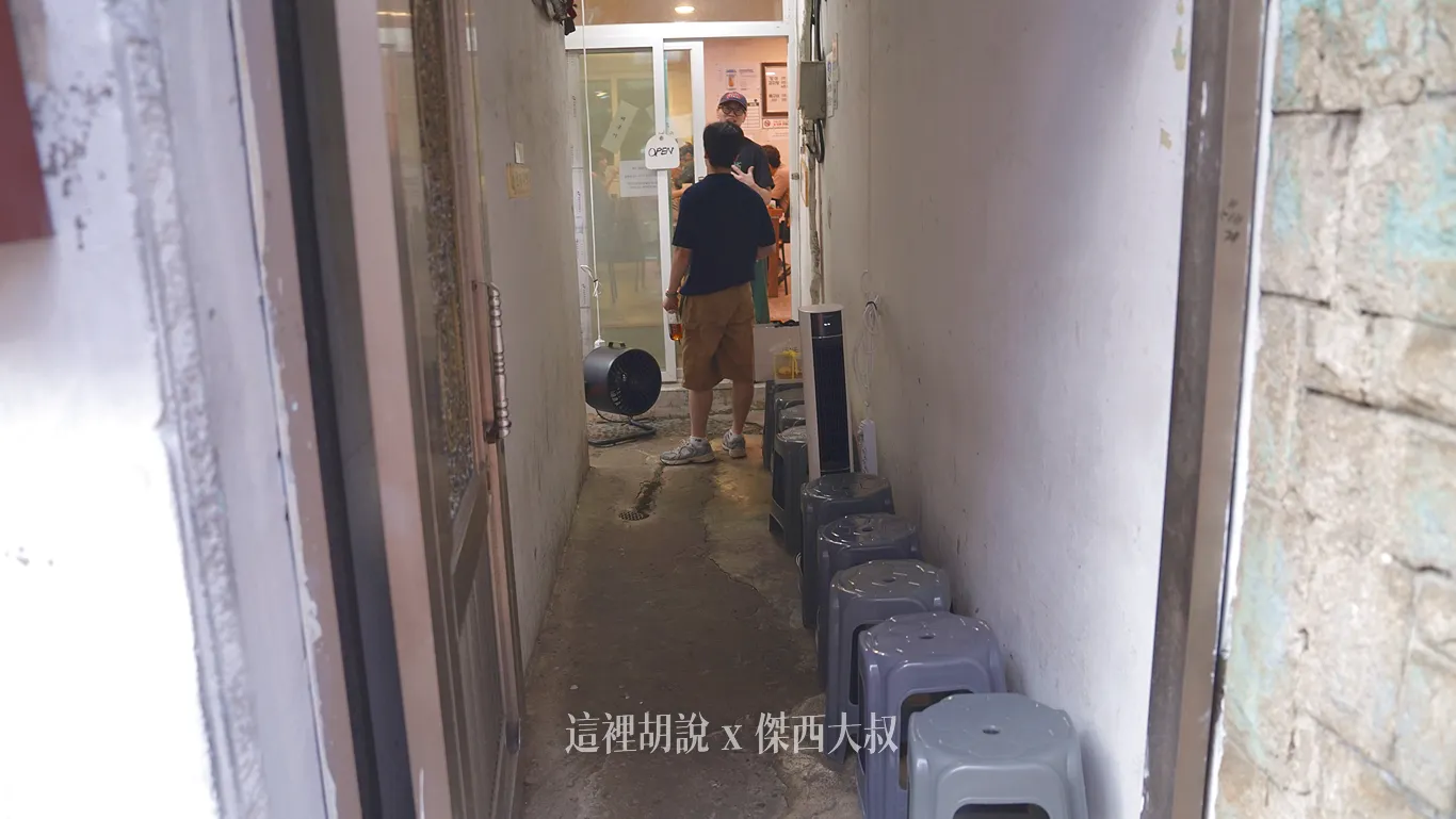 因為店內座位不多，所以排起隊伍也要等候一點時間