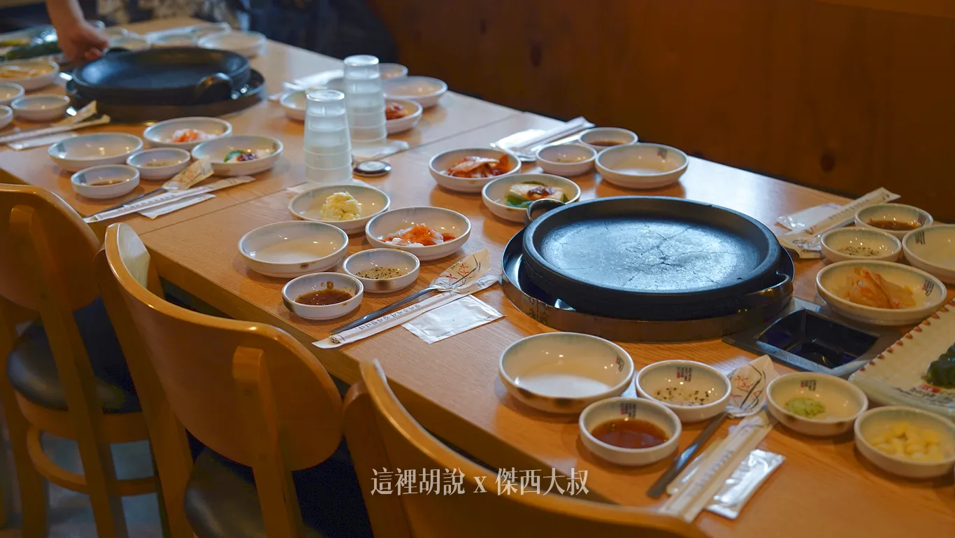 因為是預訂好的座位，所以以已經擺好了小菜其中最對傑西胃口的是那個白色的馬鈴薯沙拉，傑西真的狂吃