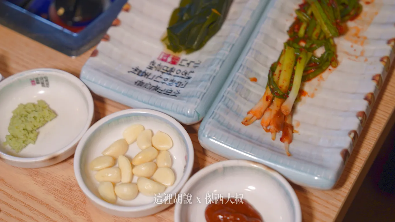 他們家的蒜頭都有特別去除蒂頭這一點處理得的細心也有附上不同醬料跟芥末