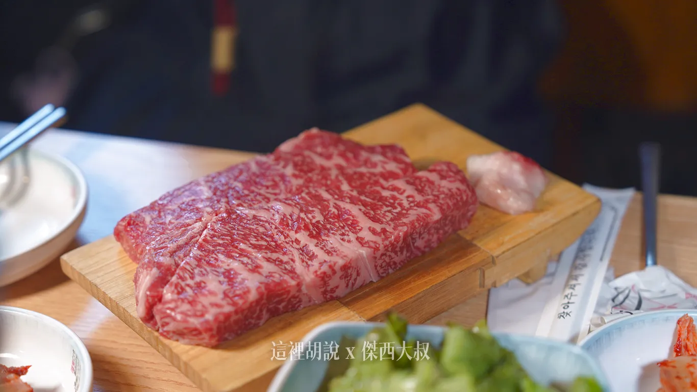 送上來的韓牛油花分布還算蠻均勻的會先用一旁的牛油將鍋子擦過一次