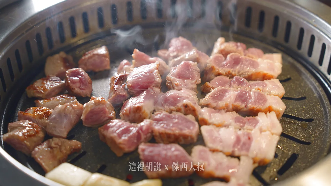 這個時候肉切開還是呈現完美的三分熟的狀態
