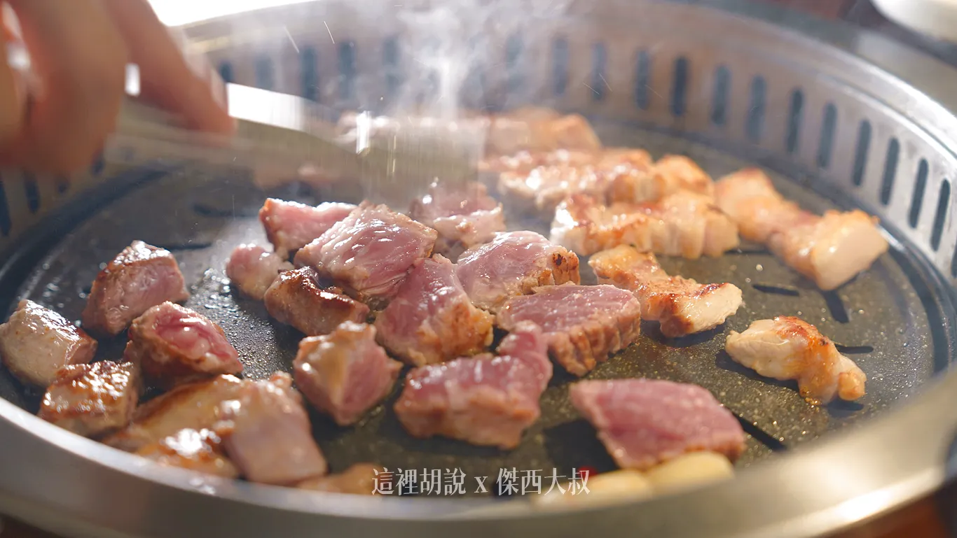 在這一間店，每一桌都會有小哥專門顧著烤肉，大家只需要專心吃就可以了