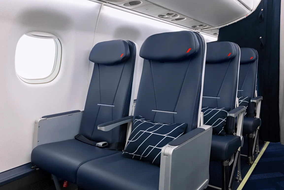 在機上，商務艙 (Business) 客戶可以坐在飛機的前排。為了增加舒適度和隱私，一個活動窗簾將這個客艙隔離開來。從2025年10月起，每位商務艙客戶旁邊都會有一個空位。