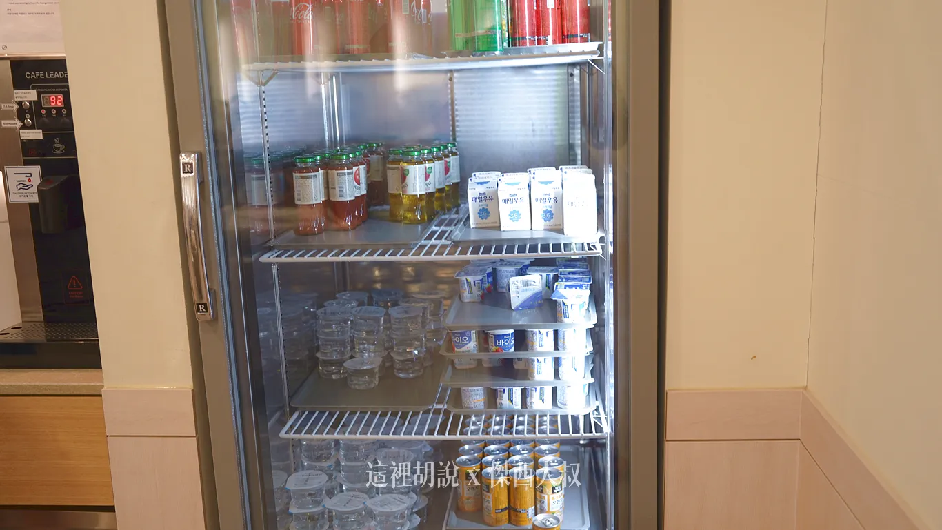 飲料區、有可樂、果汁、牛奶、優格