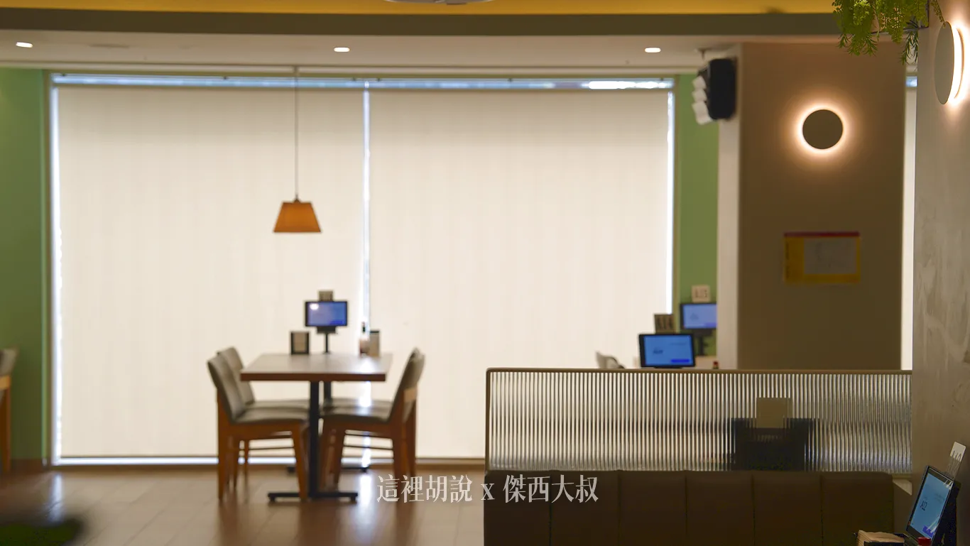 有很多座位,因為夏天的關係,所以都把窗簾拉下來 有很多座位,因為夏天的關係,所以都把窗簾拉下來