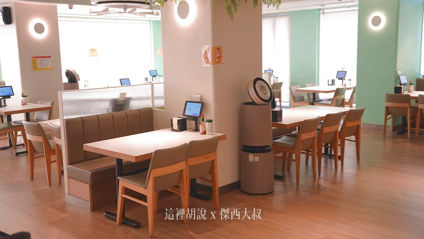大量的電風扇都是為了這個炎熱的夏天 大量的電風扇都是為了這個炎熱的夏天