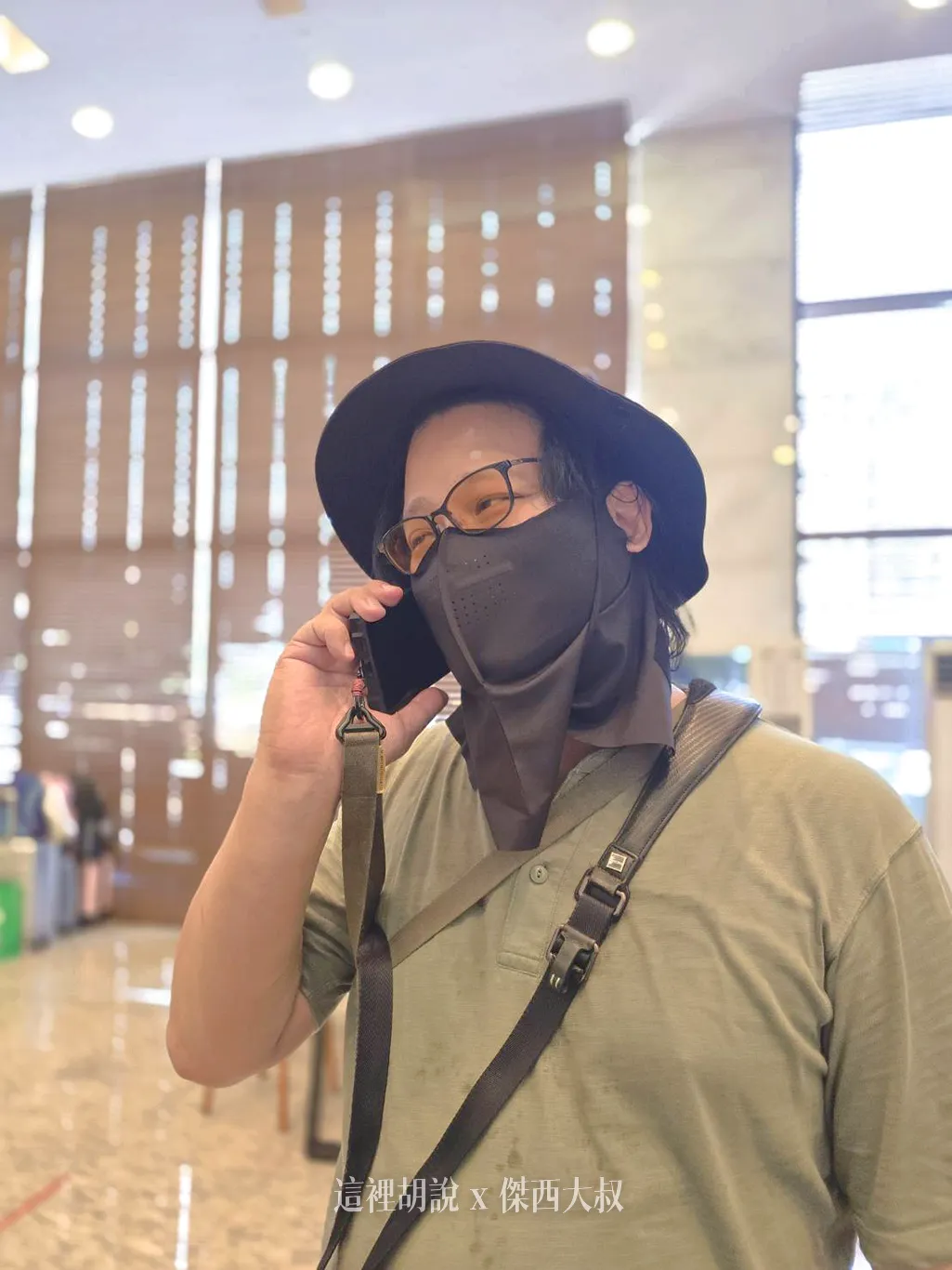 為了保養不能曬到太陽，所以傑西直接在西面站跟樂天超市找到了這個面罩跟帽子