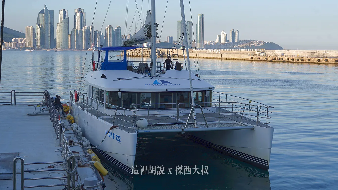 因為有船體，所以穩定度很夠，船體又很大，前方你看到欄杆內的區域都是可以上去的最前方的兩個船首是很多人前往拍照的定點