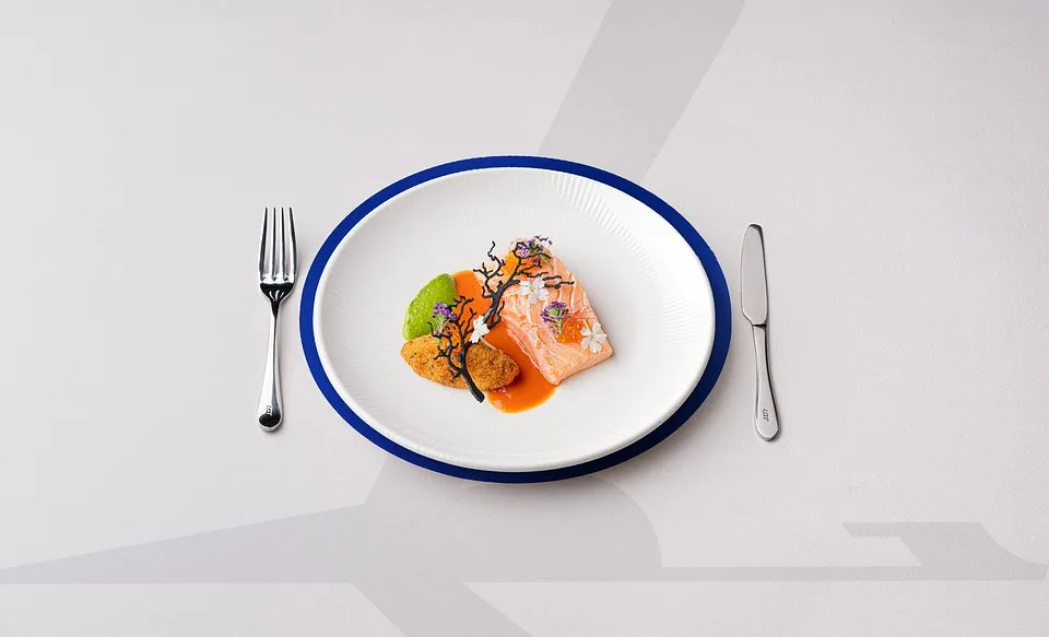 鮭魚配釀有蝦、櫛瓜和烤甜椒醬的可樂餅 (Salmon with a croquette stuffed with shrimp, courgette and roast pepper sauce)  舒肥 (sous-vide) 鮭魚、蝦可樂餅、羅勒櫛瓜泥和絲滑烤甜椒醬。