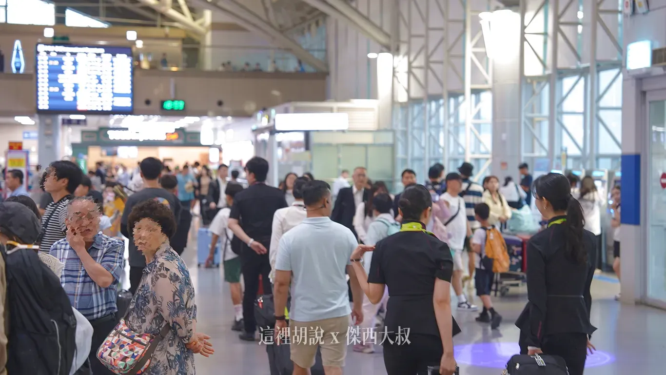 釜山金海機場 國際線出境/出發大廳(二樓) 報到櫃臺 /分成四區 / 三樓美食街 / 分區詳解照片：出發A區