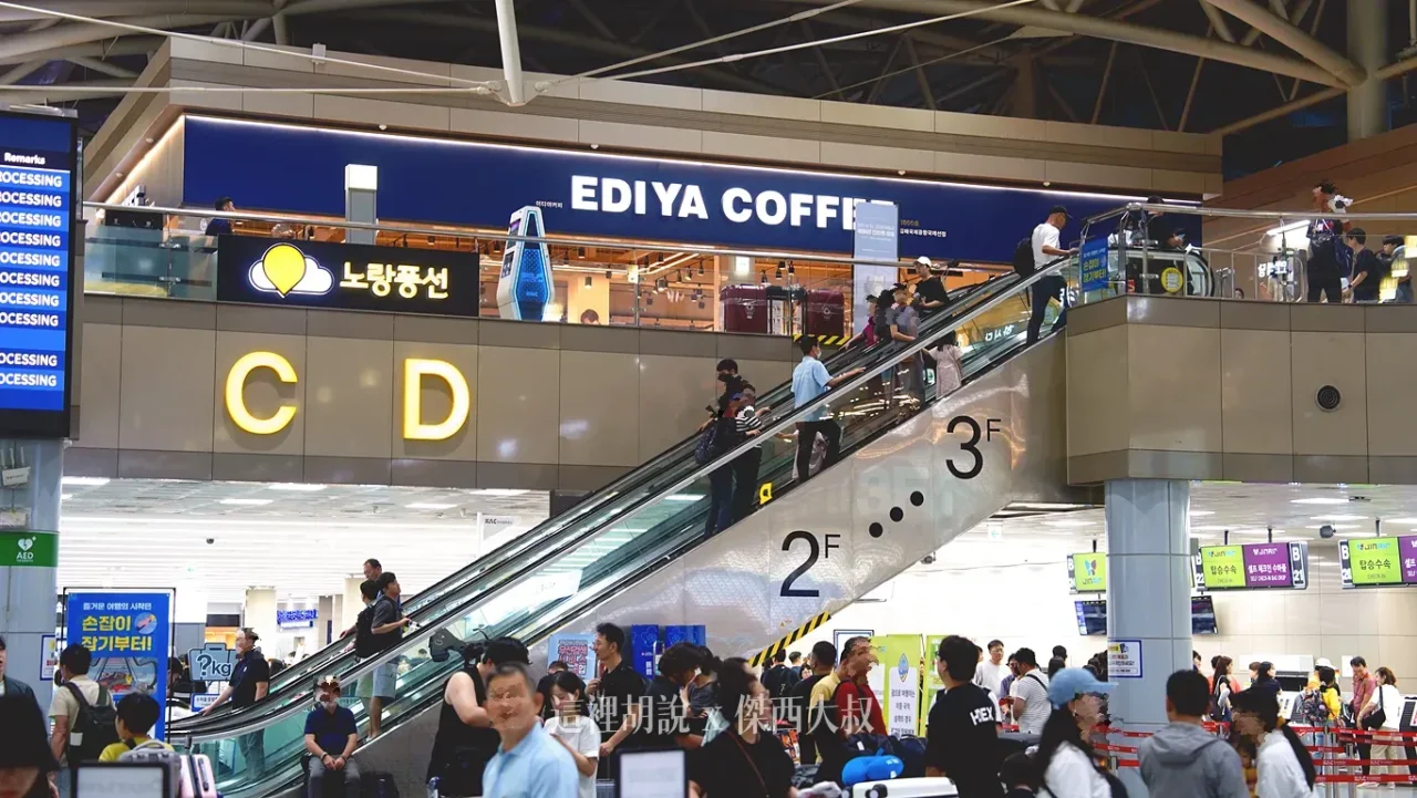 前往CD區有一個往樓上三樓餐廳區的電扶梯