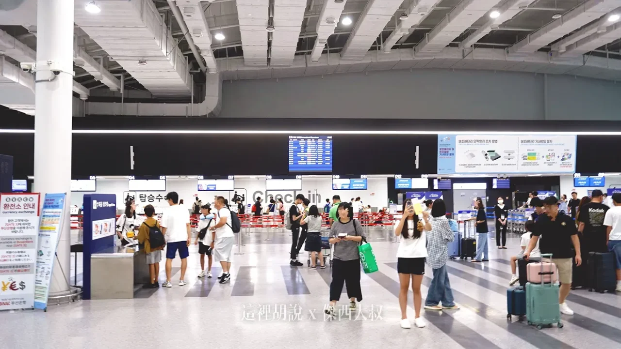 釜山金海機場 國際線出境/出發大廳(二樓) 報到櫃臺 /分成四區 / 三樓美食街 / 分區詳解照片：出發D區