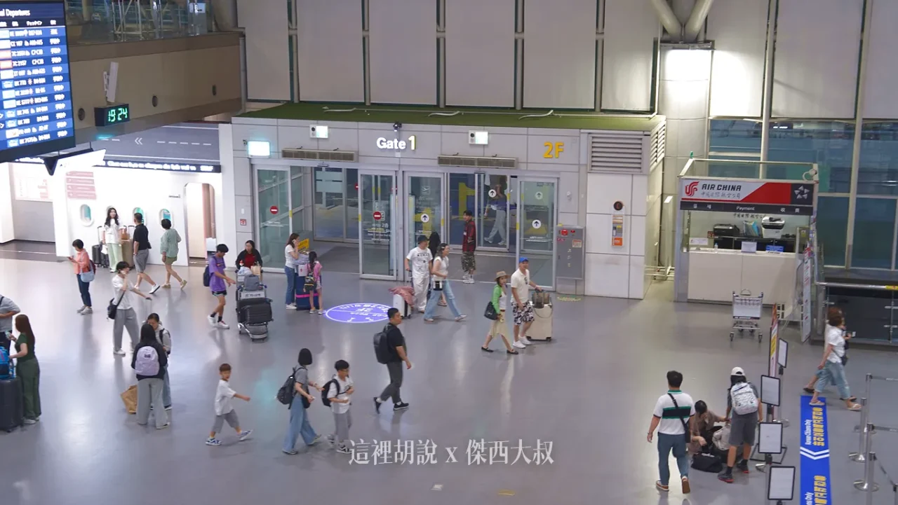 釜山金海機場 國際線出境/出發大廳(二樓) 報到櫃臺 /分成四區 / 三樓美食街 / 分區詳解照片：出發A區