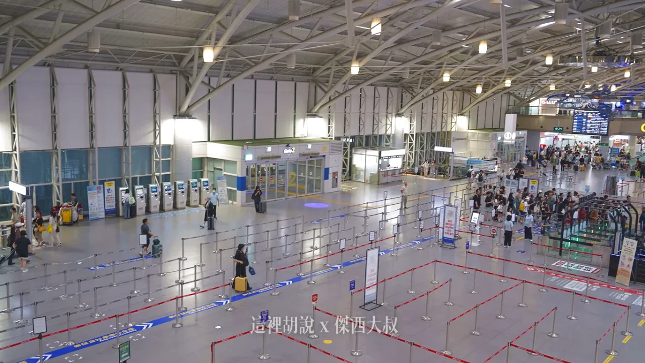 釜山金海機場 國際線出境/出發大廳(二樓) 報到櫃臺 /分成四區 / 三樓美食街 / 分區詳解照片：出發A區