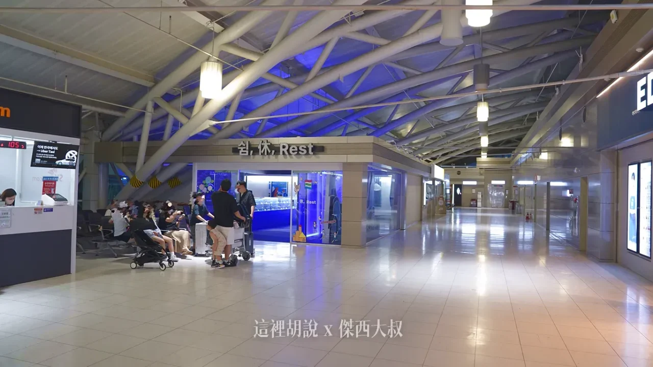 釜山金海機場 國際線出境/出發大廳(二樓) 報到櫃臺 /分成四區 / 三樓美食街 / 分區詳解照片：休息區、祈禱室
