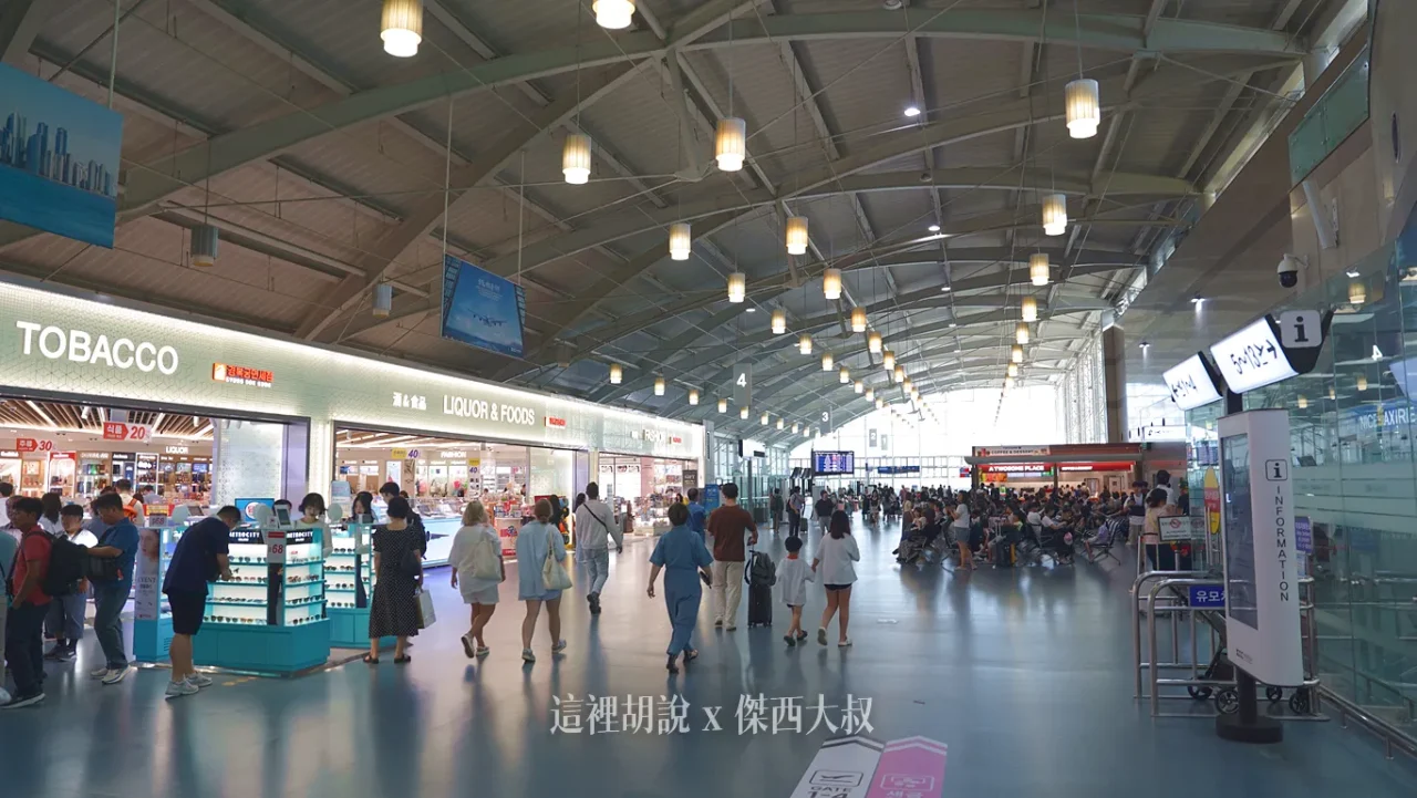 機場本身的免稅店就是你眼睛看到的這些選擇，機場本身不大
