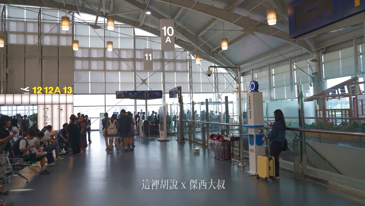 釜山金海機場 國際線 通過安檢管制區域 / CU便利店 / 免稅店 / 貴賓室：五號到十一號登機門