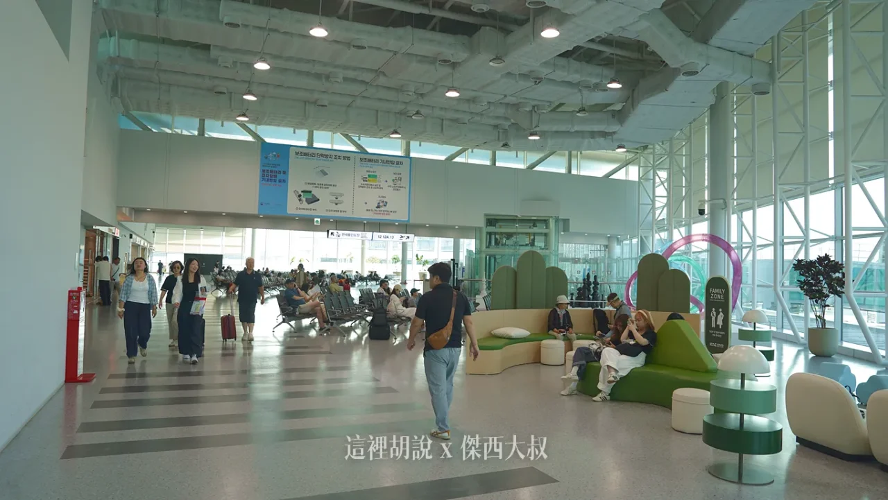 這邊人潮相對比較少一些些