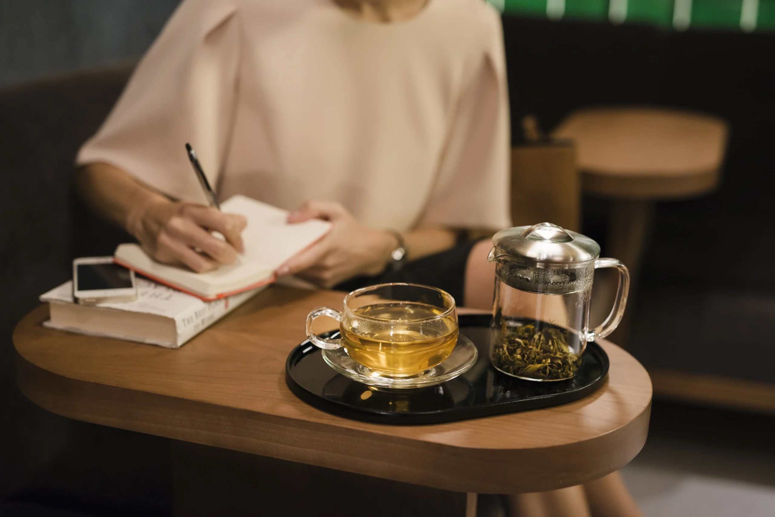 國泰航空香港機場「玉衡堂」商務貴賓室的「茗茶坊」以靜謐氛圍與倫敦 JING TEA 茶品,帶來優雅的品茗時光。 國泰航空香港機場「玉衡堂」商務貴賓室的「茗茶坊」以靜謐氛圍與倫敦 JING TEA 茶品,帶來優雅的品茗時光。