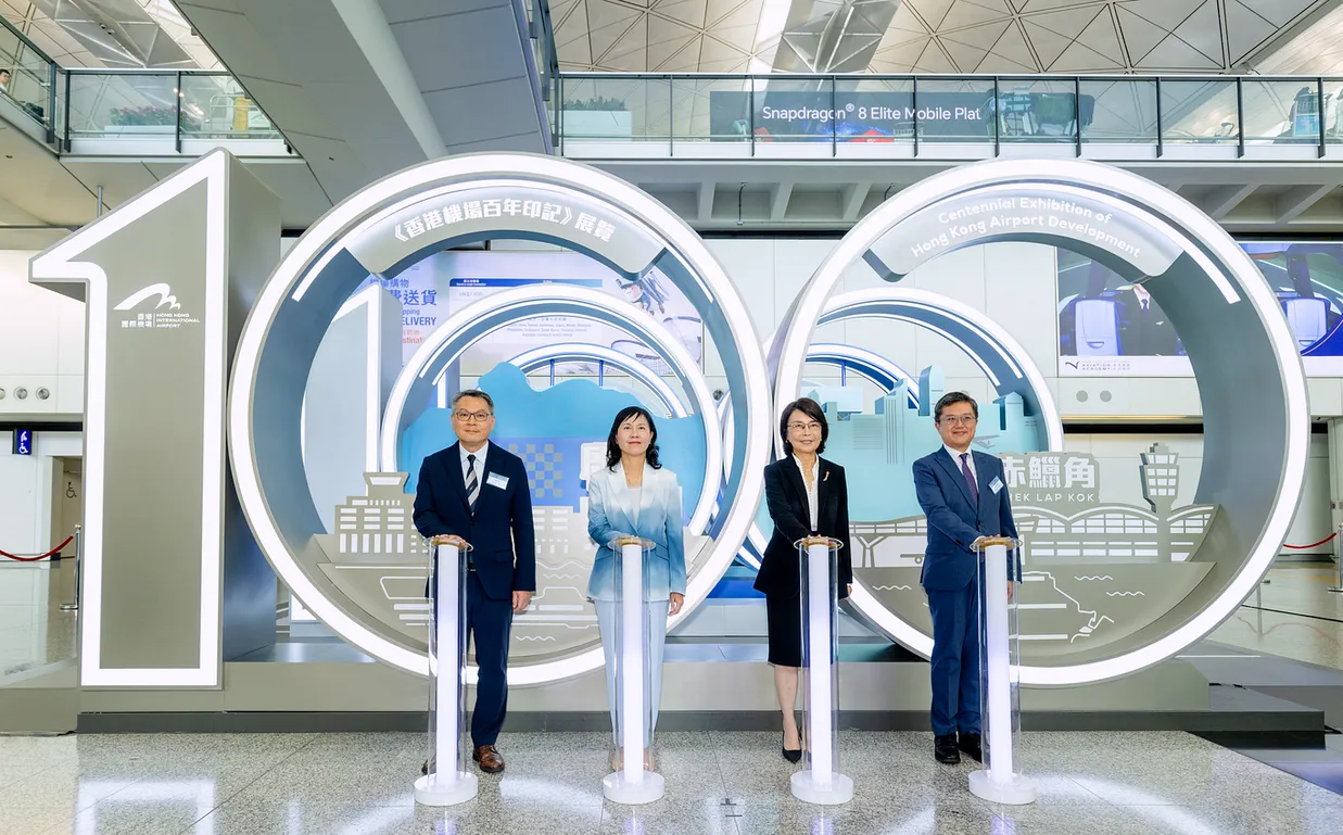 香港運輸及物流局局長陳美寶、運輸及物流局常任秘書長蔡傑銘、民航處處長廖志勇及機管局行政總裁張李佳蕙一同主持展覽開幕禮。 香港運輸及物流局局長陳美寶、運輸及物流局常任秘書長蔡傑銘、民航處處長廖志勇及機管局行政總裁張李佳蕙一同主持展覽開幕禮。