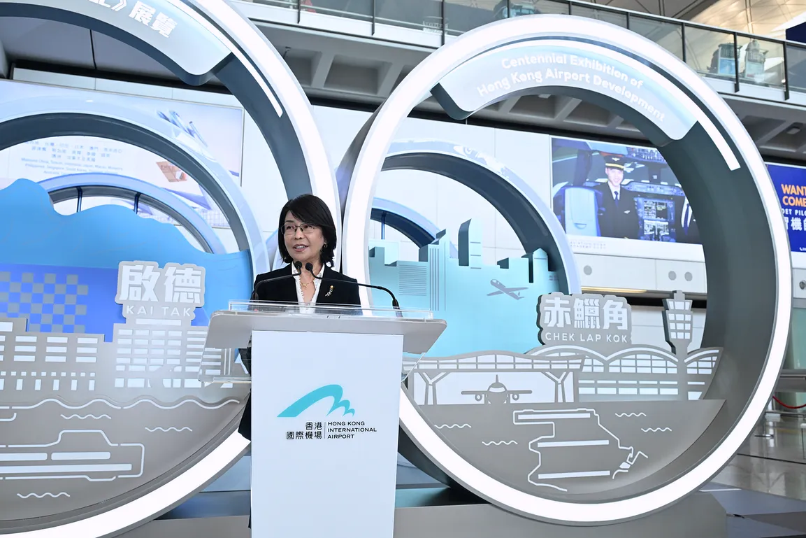 香港機管局行政總裁張李佳蕙在開幕禮上表示隨着三跑道系統於去年正式投入服務,新二號客運大樓即將分階段啟用,機場已進入擴建新里程。 香港機管局行政總裁張李佳蕙在開幕禮上表示隨着三跑道系統於去年正式投入服務,新二號客運大樓即將分階段啟用,機場已進入擴建新里程。