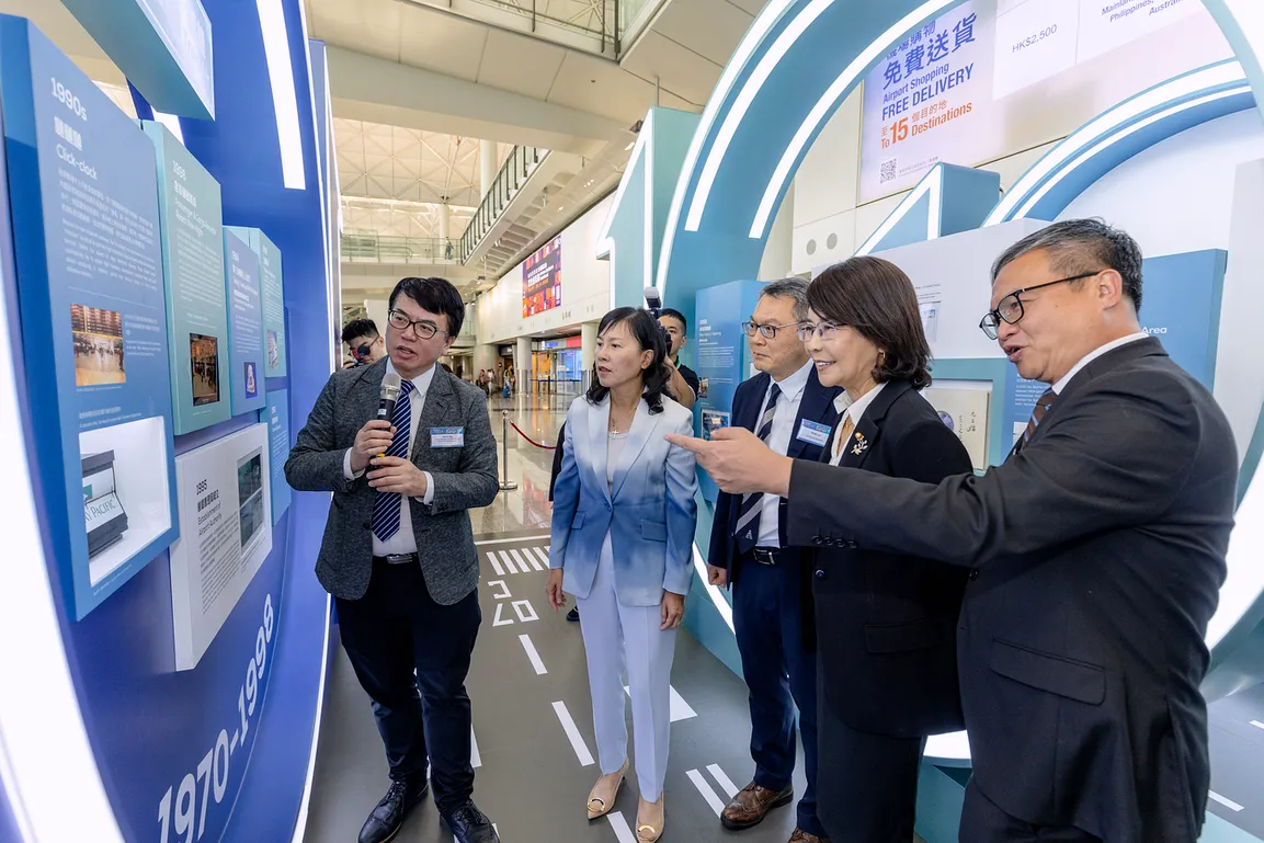 香港運輸及物流局局長陳美寶、運輸及物流局常任秘書長蔡傑銘、民航處處長廖志勇及機管局行政總裁張李佳蕙一同主持展覽開幕禮。 香港運輸及物流局局長陳美寶、運輸及物流局常任秘書長蔡傑銘、民航處處長廖志勇及機管局行政總裁張李佳蕙一同主持展覽開幕禮。