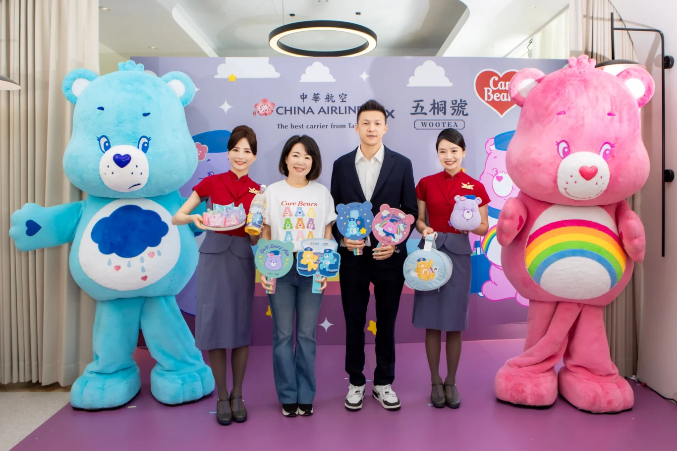 華航攜手知名手搖品牌五桐號，與美國經典品牌 Care Bears 愛心小熊跨界聯名華航空品營銷處處長曹志芬（左二）與五桐號執行長劉奕廷（右二）共同出席 圖片/中華航空