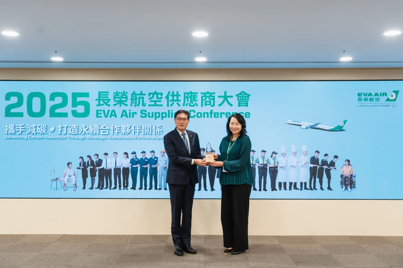 長榮航空廖至維首席副總經理(左)於頒獎典禮，親自將「綠色供應鏈計劃」第一名獎牌頒發給供應商HACTL香港空運貨站有限公司代表(右)。
