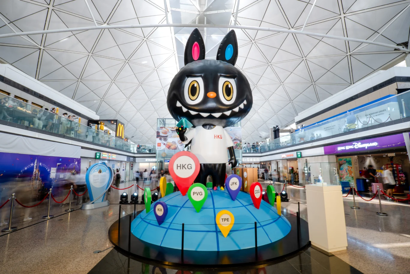 香港國際機場與藝術家龍家昇合作 展出專為機場創作、全球最巨大THE MONSTERS裝置 機場限量版LABUBU公仔登場 - 這裡胡說 JL TALKS