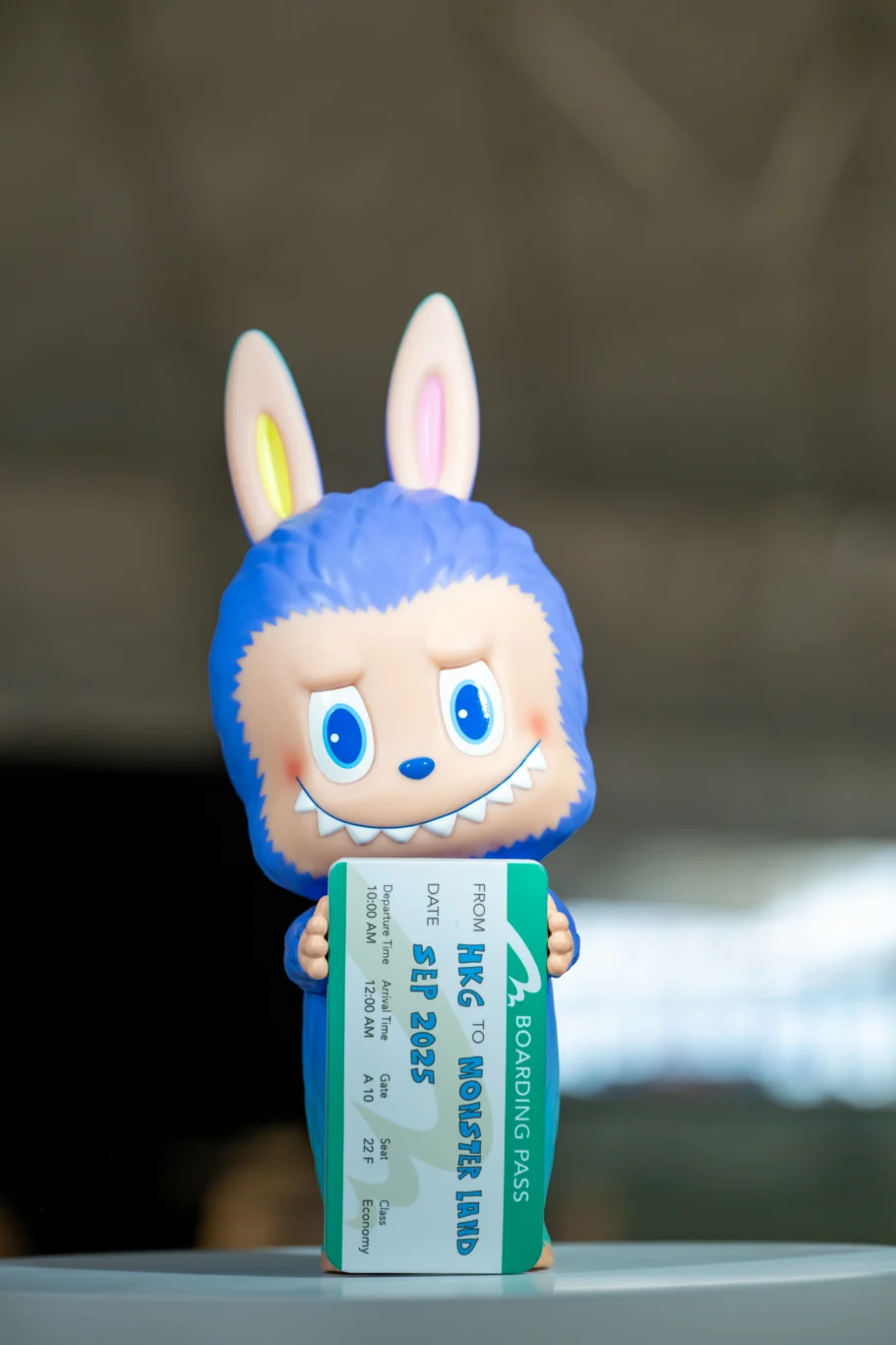 機場限量版18公分LABUBU公仔高18厘米的限量版LABUBU手辦，以香港國際機場標誌性色彩設計，手持印有「HKG to Monster Land」的登機證，俏皮的樣子展現了冒險精神與旅行的喜悅，象徵從香港出發前往奇幻世界的旅程，成為藝術與航空交融的獨特紀念品，極具收藏與紀念價值，勢必成為粉絲追捧亮點。