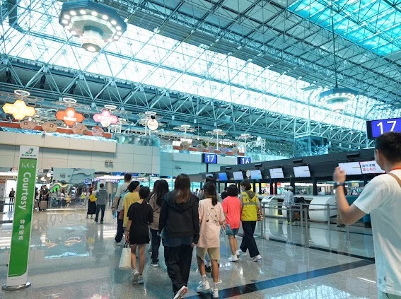 桃園機場公司舉辦航站職人探險團關懷活動 推動ESG公益實踐 同仁一對一陪伴孩童體驗機場職業 - 這裡胡說 JL TALKS