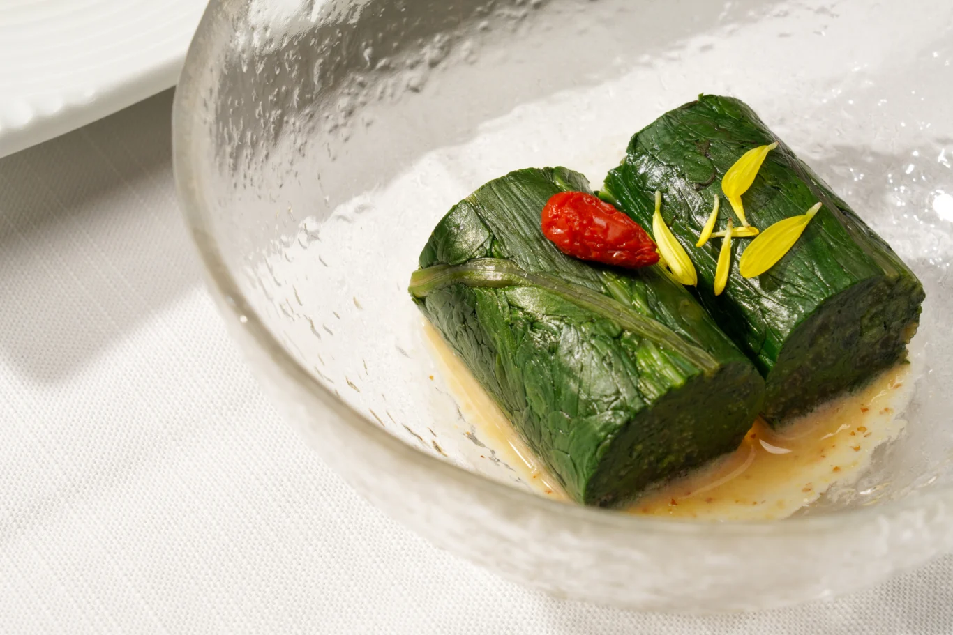充分展現「鈺善閣」對食材的講究與刀功的「流金菠菜卷」，在一般餐也有機會吃到