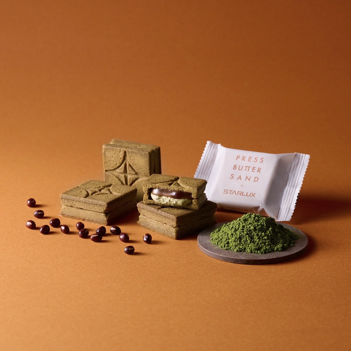 廣受日本航線旅客歡迎的PRESS BUTTER SAND也開發全新機上限定口味，宇治抹茶與北海道紅豆，令人難以忘懷