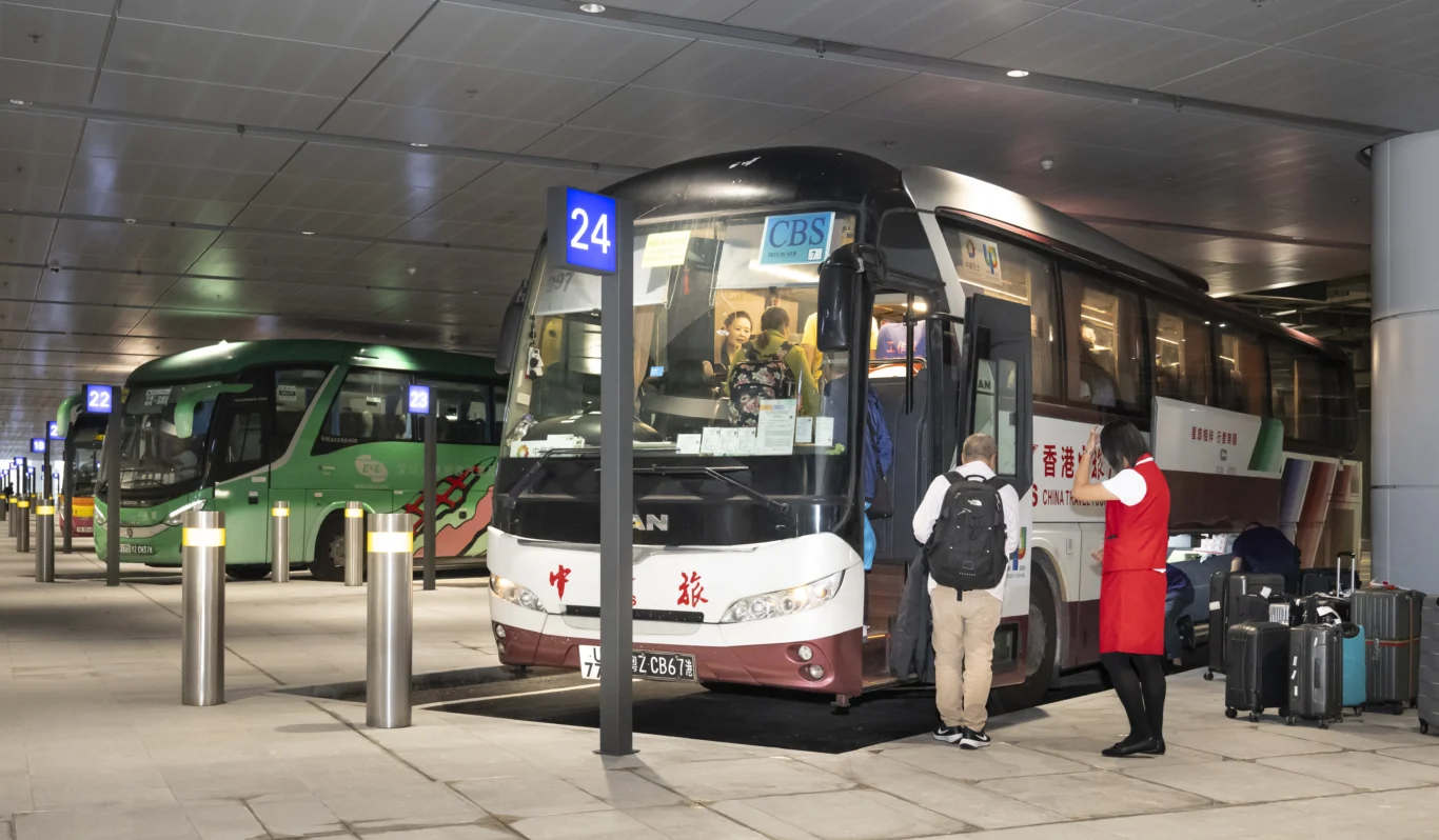全新旅遊車候車大堂提供41個停車位供旅遊巴、跨境客車及轎車，機員巴士及居民巴士等使用。