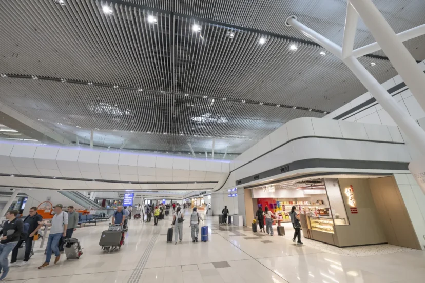 香港國際機場在颱風天啟用二號客運大樓 第一階段開放『旅遊車候車大堂』 首日運作暢順 - 這裡胡說 JL TALKS 香港國際機場在颱風天啟用二號客運大樓 第一階段開放『旅遊車候車大堂』 首日運作暢順 - 這裡胡說 JL TALKS