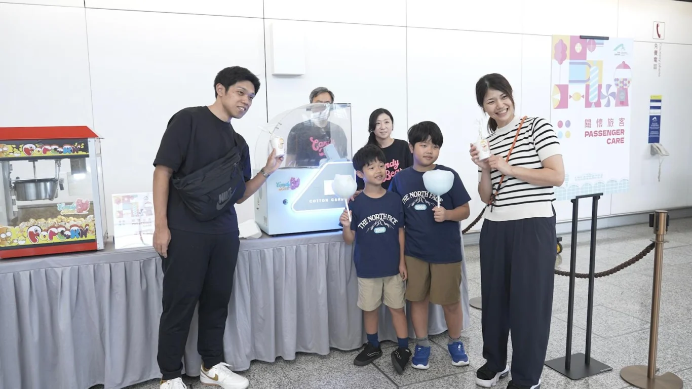 機管局管理層向旅客派發棉花糖等物資，向旅客展現關懷，照顧不同旅客及家庭的需要。