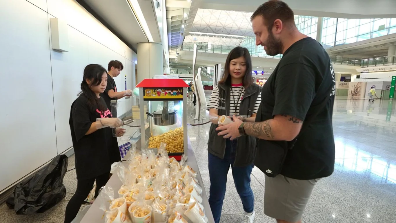 機場特別為旅客預備了爆米花，照顧不同旅客及家庭的需要。