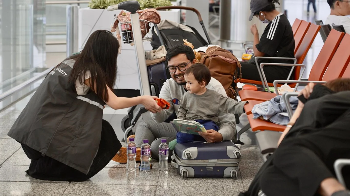 旅客關顧組向旅客派發樽裝水及玩具畫筆等，照顧不同旅客及家庭的需要