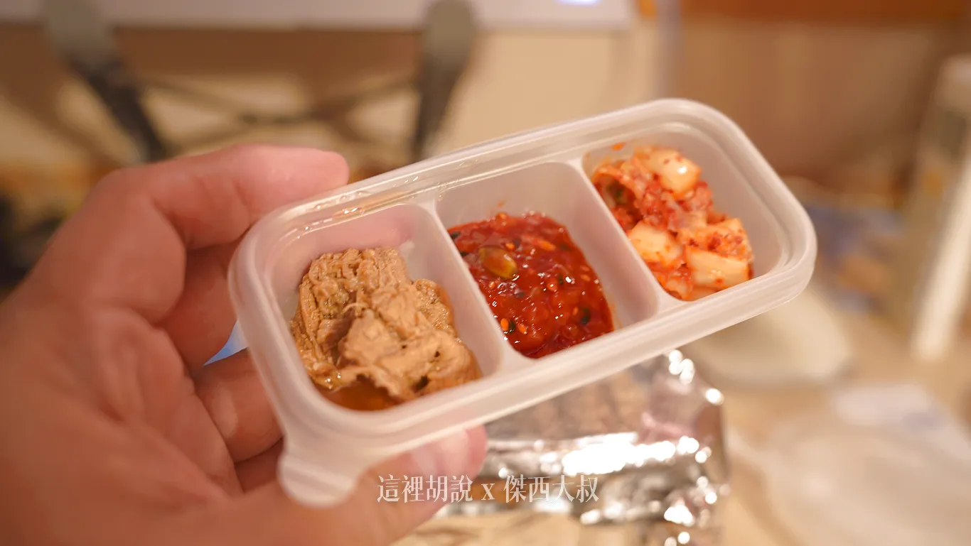 泡菜跟醬料（最左側是鮪魚）