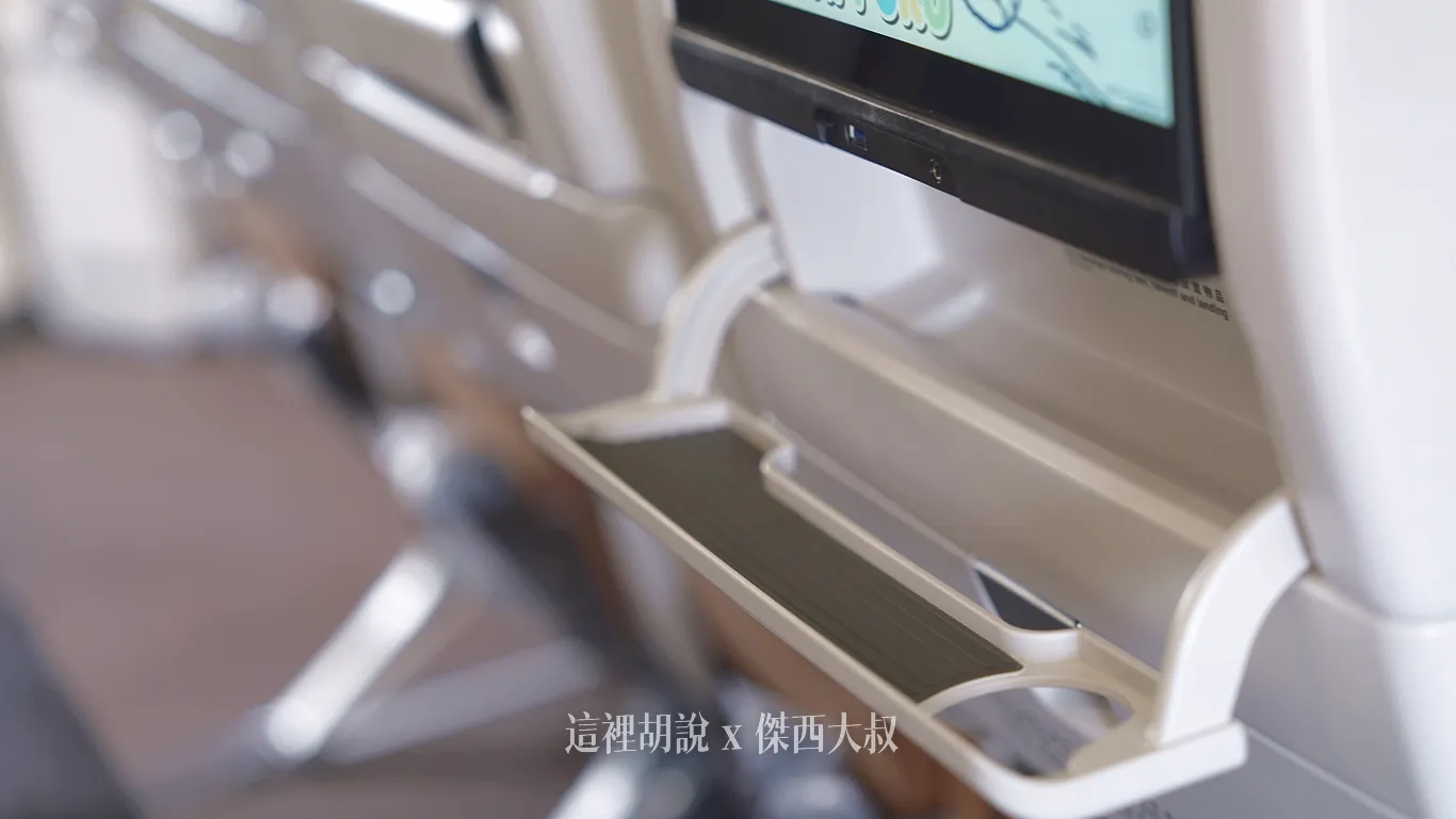 上方的空間翻下來可以有置杯架一旁的空間可以放置平板或者手機
