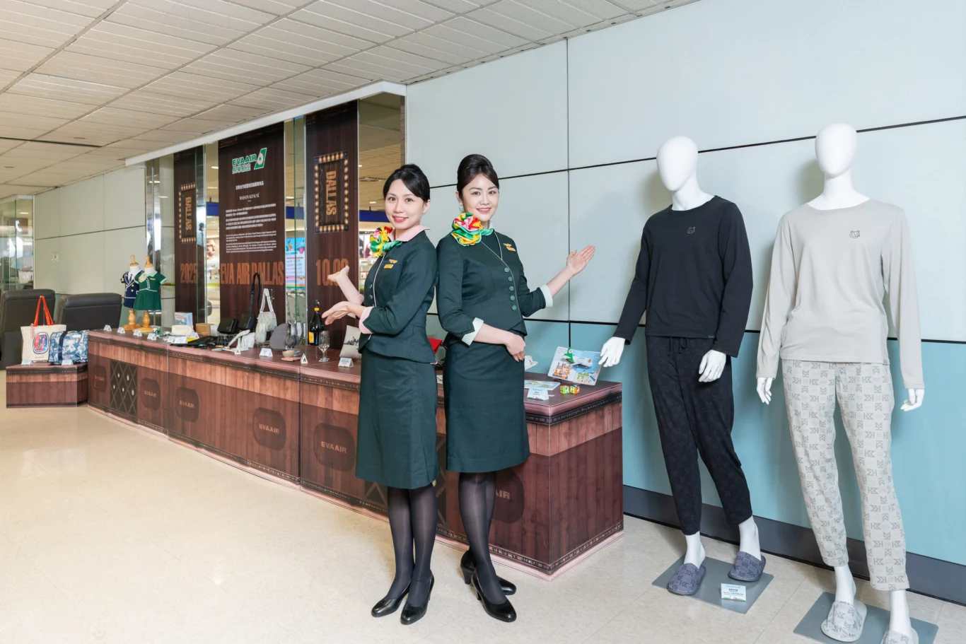 長榮航空日前發表的法日潮流品牌Maison Kitsuné跨界合作服務用品,也在首航班上搶先登場,此次聯名合作推出全套過夜包、睡衣與拖鞋,展現時尚品味與功能性兼具。 長榮航空日前發表的法日潮流品牌Maison Kitsuné跨界合作服務用品,也在首航班上搶先登場,此次聯名合作推出全套過夜包、睡衣與拖鞋,展現時尚品味與功能性兼具。