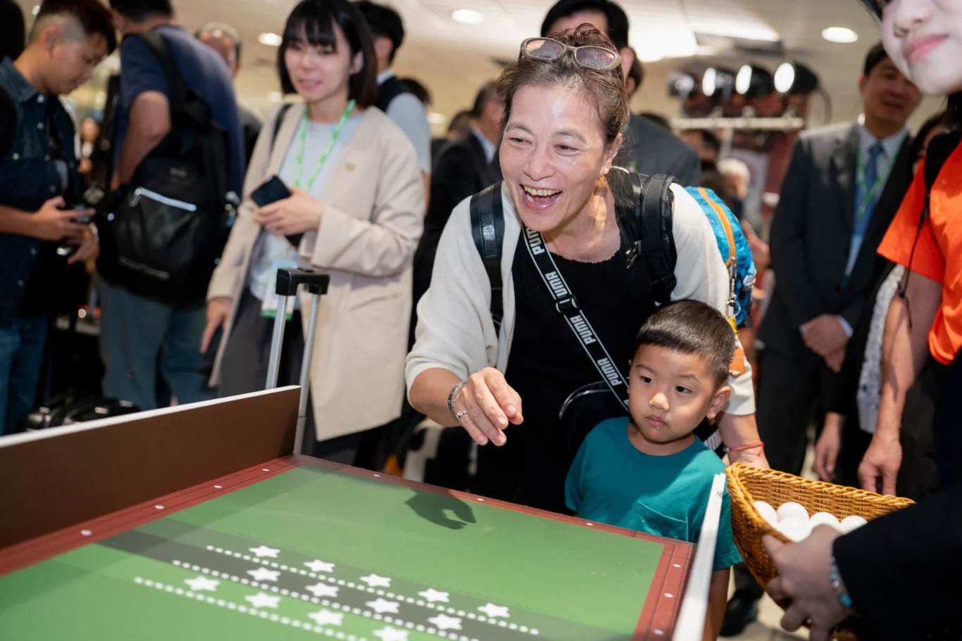 長榮航空將「飛鏢挑戰」及「一飛直達-達拉斯撞球」兩項小遊戲搬進達拉斯首航活動現場,只要完成挑戰就可以將限量好禮帶回家,旅客玩得不亦樂乎。 長榮航空將「飛鏢挑戰」及「一飛直達-達拉斯撞球」兩項小遊戲搬進達拉斯首航活動現場,只要完成挑戰就可以將限量好禮帶回家,旅客玩得不亦樂乎。