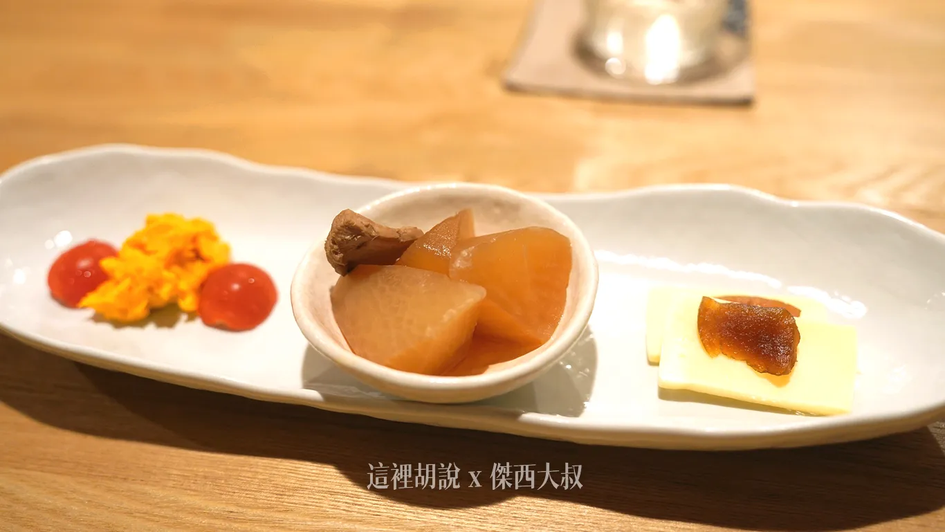 附上的小菜、南瓜沙拉、燉蘿蔔、還有蘿蔔乾配上起司 附上的小菜、南瓜沙拉、燉蘿蔔、還有蘿蔔乾配上起司