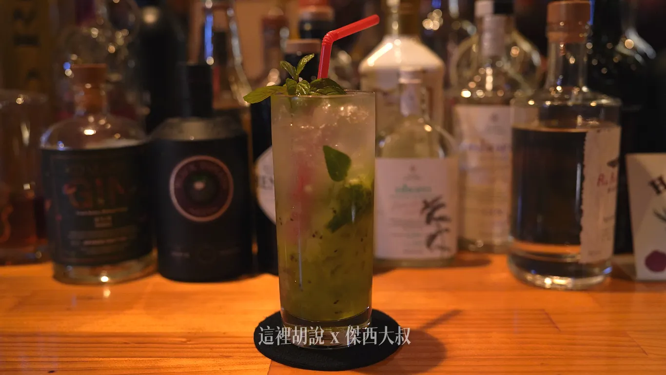 這是另外一杯,我請調酒師調的以奇異果為底,偏甜的一隻調酒,也算是順口好喝,酒感適中 這是另外一杯,我請調酒師調的以奇異果為底,偏甜的一隻調酒,也算是順口好喝,酒感適中